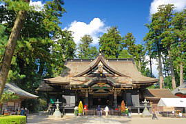 御本殿の手前にある拝殿